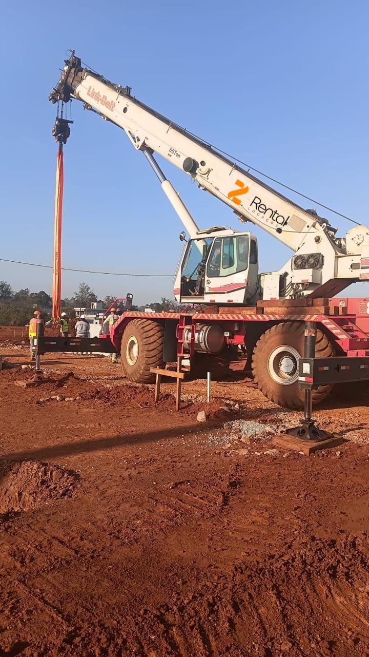 Guindaste Z Rental em operação no canteiro