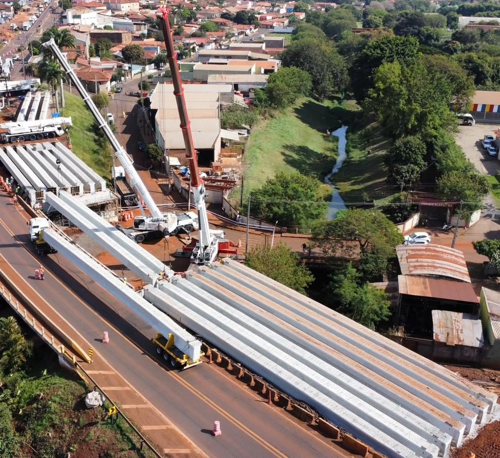 Içamento de vigas pré-moldadas em obra rodoviária