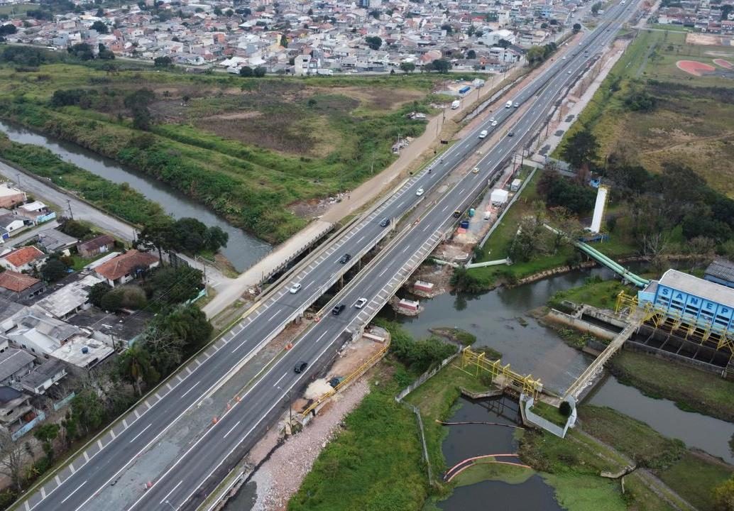 Execução de estrutura portuária sobre a água
